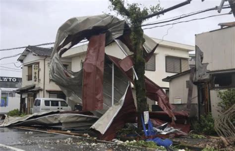Strong storm lashes Japan with torrential rains and strong winds .